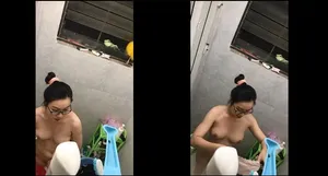 Quay lén nữ học sinh hàng xóm tắm