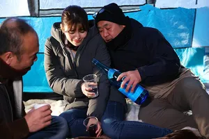 Anh xã ngu ngục để cô vợ đi cắm trại với hàng xóm