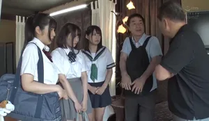 Thất nghiệp, ông bố khốn nạn dẫn 3 búp bê đi bán dâm