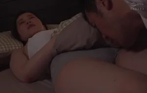 3 ngày chồng yêu đi làm ăn, vợ yêu ở nhà nữa đêm bị bố gã chồng mò vào phòng