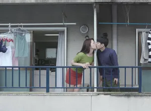 Tiếng rên của chị nhà sát bên cạnh bên và cậu thanh niên được lái máy bay