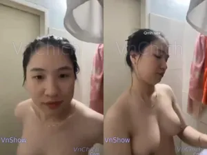 Gái vú đẹp, vừa call với eny vừa tắm