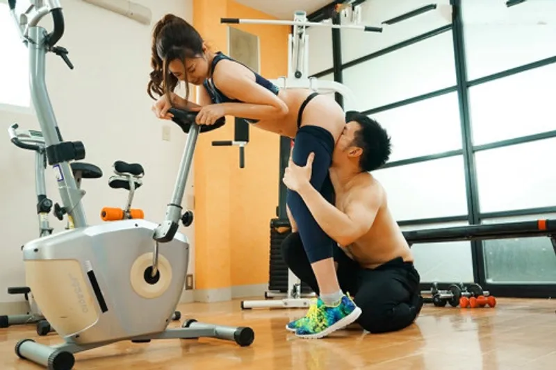 Xin anh xã đi tập gym, vợ yêu "đi ngoài" với anh pt
