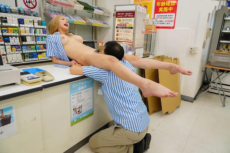 Anh cấp trên tống tình con búp bê ngổ ngáo của chủ cửa hàng tiện lợi