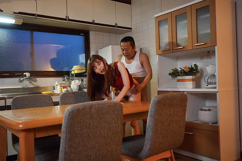 Con gái bị gã chồng mới của mẹ xoạc mỗi ngày, cho dù đã có người yêu