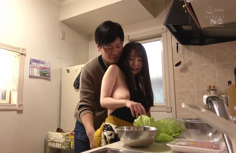 Nghi ngờ người vợ vụng trộm, chồng lén lắp camera và chứng kiến tất cả